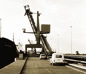 Skip loader in the Port of Huelva (1980)