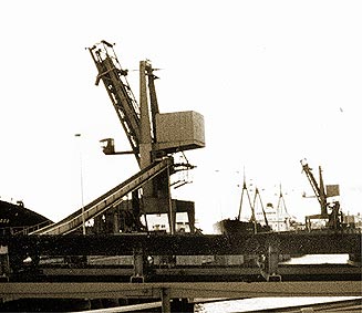 Cargador de buques en el Puerto de Huelva (1980)