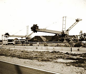 Parque de minerales en el Puerto de Huelva (1980)