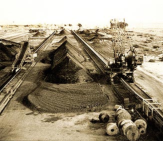 Parque de minerales en el Puerto de Huelva (1980)